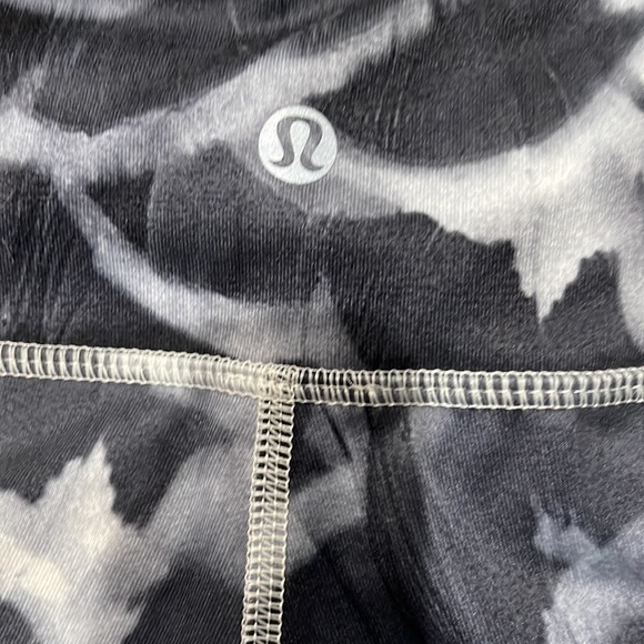 Lululemon 3/4 leggings Size 4 - Picture 6 of 14